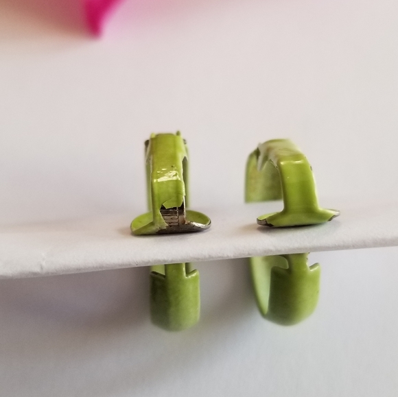 Vintage celery green enamel clip on hoop earrings - Picture 4 of 13